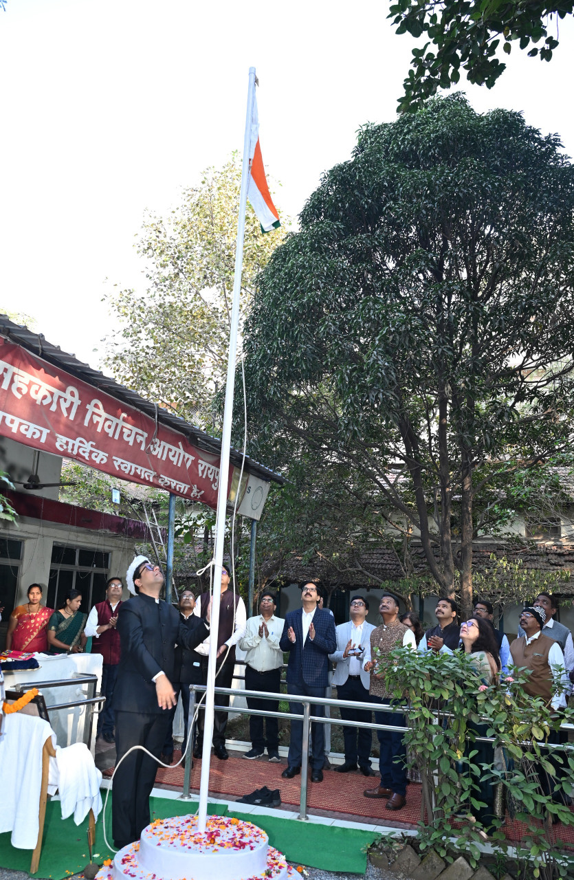 जनसम्पर्क संचालनालय में आयुक्त डॉ. मित्तल ने फहराया राष्ट्रीय ध्वज