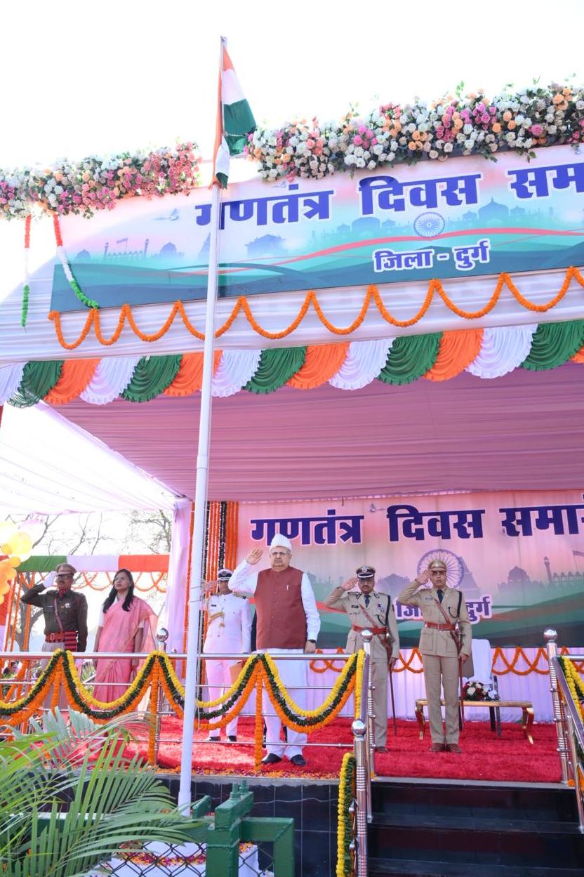 दुर्ग जिला में विधान सभा अध्यक्ष डॉ. रमन सिंह ने राष्ट्रीय ध्वज फहराया