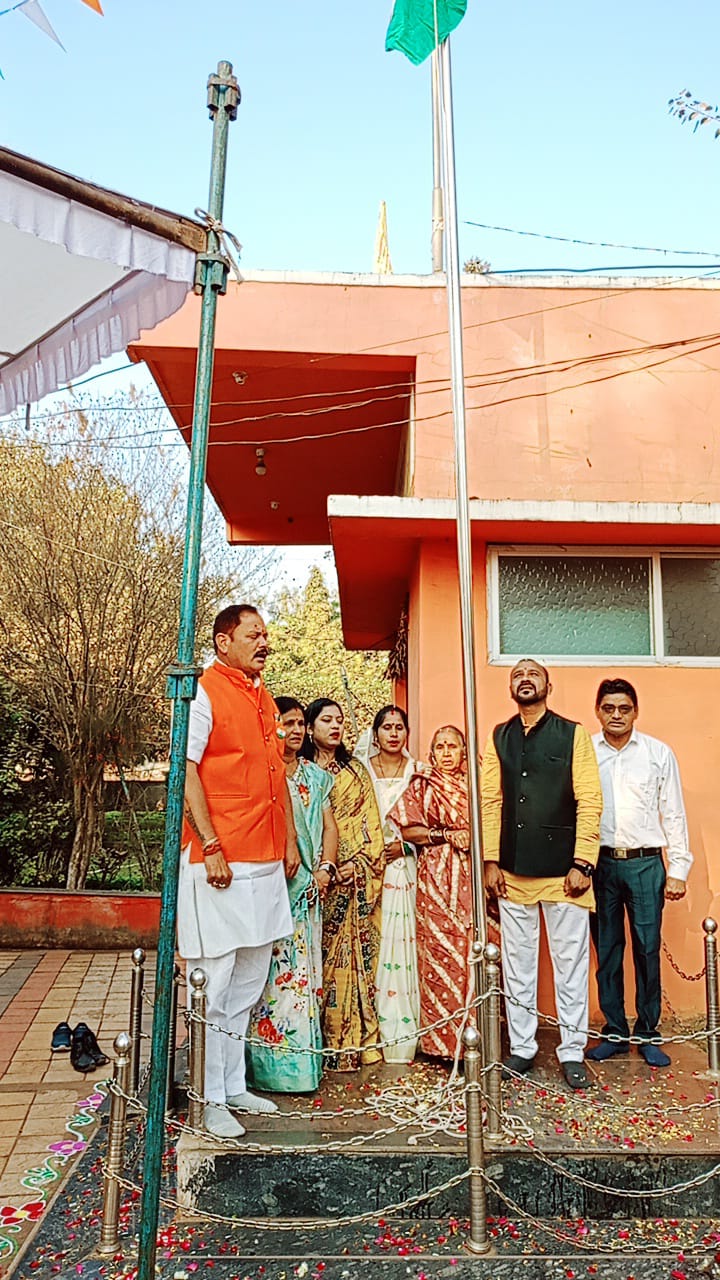 ईश्वर सिंह ठाकुर ने नगर पालिका परिषद में ध्वजारोहण किया