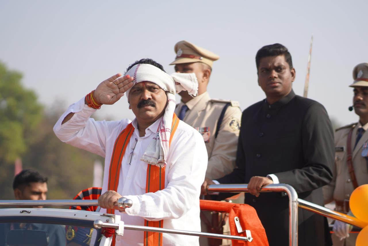 बस्तरिया वेशभूषा पहनकर ध्वजारोहण करना बस्तर की संस्कृति के प्रति उनके सम्मान और जुड़ाव को दर्शाता है