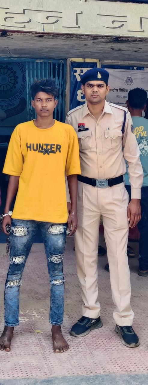 चाकू लेकर लोगों