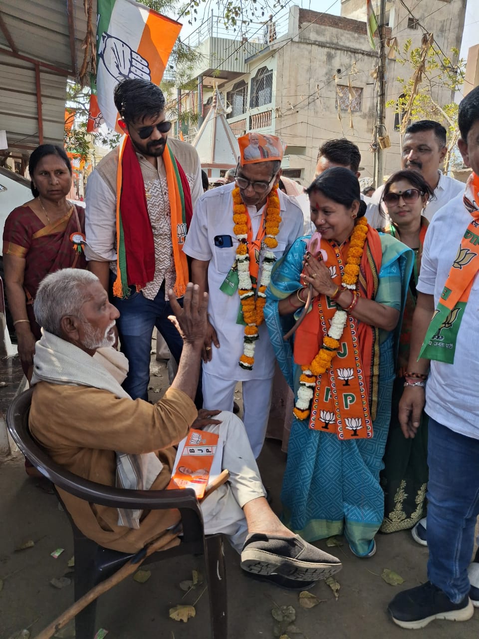 जनसंपर्क के दौरान मिलने