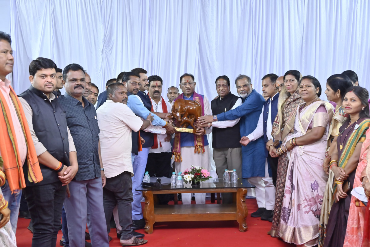 मुख्यमंत्री श्री साय से विभिन्न समाज के प्रतिनिधिमंडल ने की सौजन्य भेंट मांगों और समस्याओं से कराया अवग