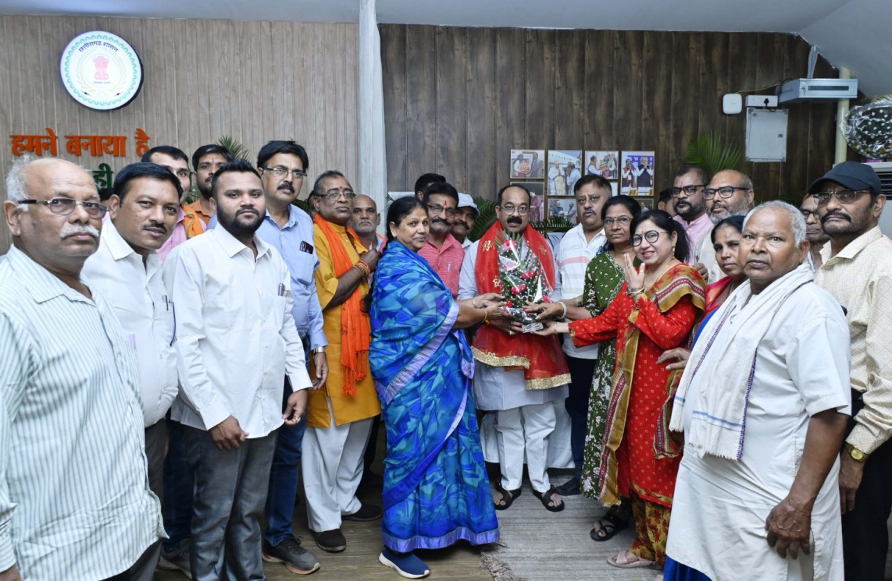 अधिकारियों-कर्मचारियों को वर्षों