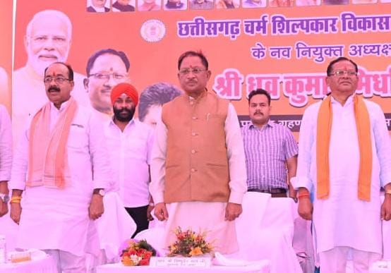 मुख्यमंत्री श्री  साय छत्तीसगढ़ चर्म शिल्पकार विकास बोर्ड के नव नियुक्त अध्यक्ष के पदभार ग्रहण समारोह में हुए शामिल