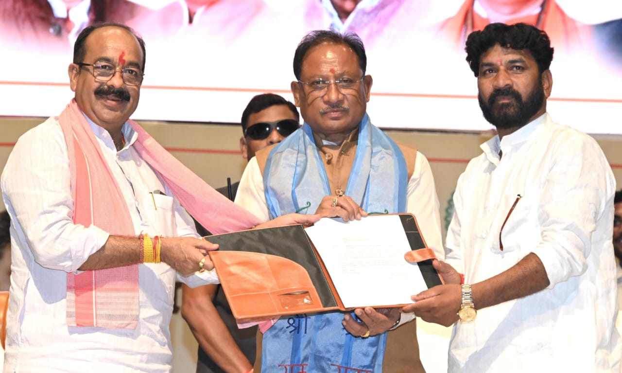 मुख्यमंत्री विष्णु देव साय तेलघानी विकास बोर्ड के नव नियुक्त अध्यक्ष के पदभार ग्रहण समारोह में हुए शामिल
