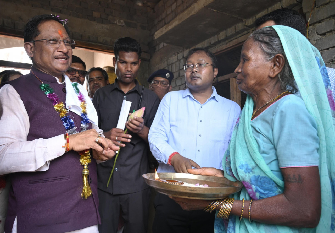 मुख्यमंत्री श्री साय  ने प्रधानमंत्री आवास योजना के हितग्राही श्रीमती सोनाई बाई के घर पहुंचकर शासकीय योजनाओं के क्रियान्वयन का लिया जायजा