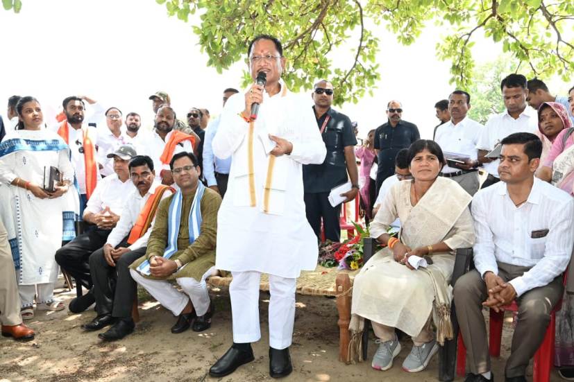 महुआ पेड़ की छांव में