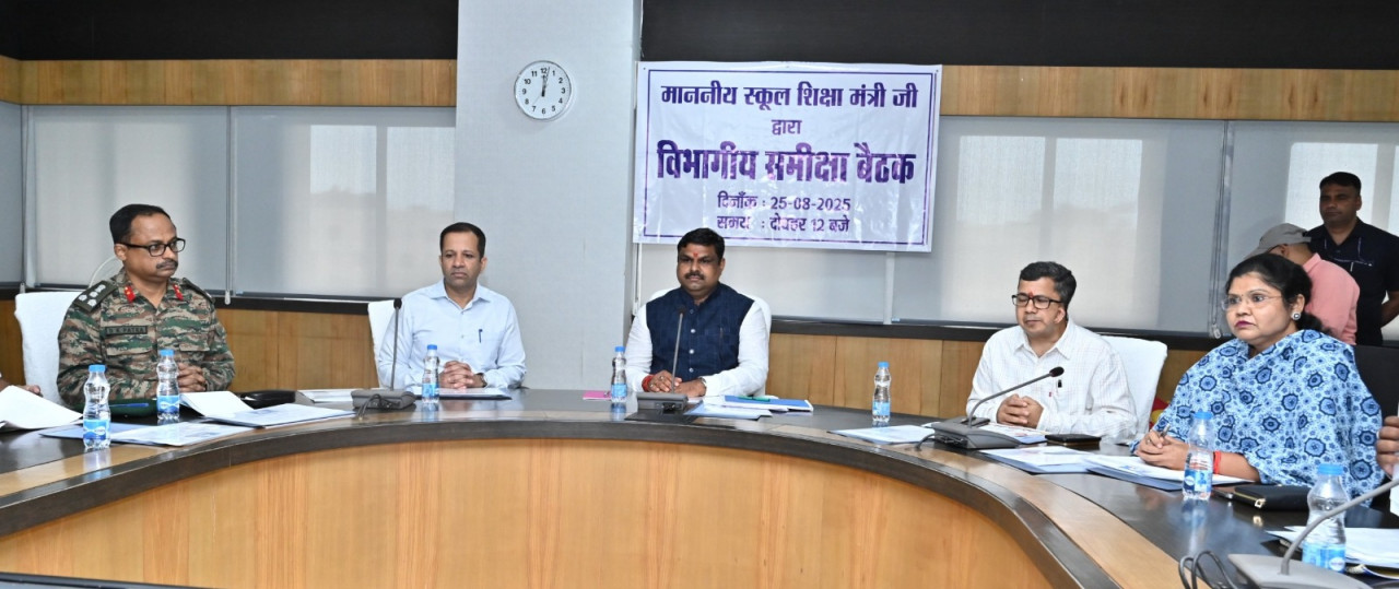 शिक्षा विभाग के अधिकारी शिक्षण कार्य को सर्वोच्च प्राथमिकता दें : मंत्री गजेन्द्र यादव