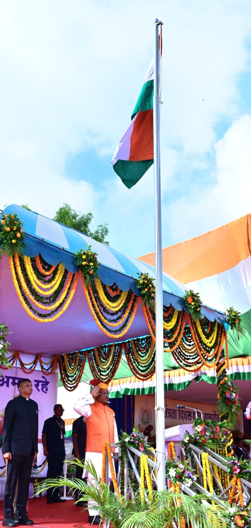 मुख्यमंत्री श्री साय ने पुलिस परेड ग्राउंड पर किया ध्वजारोहण, परेड की ली सलामी
