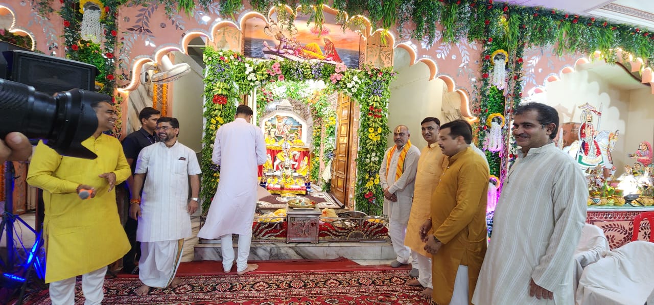 दुर्ग ग्रामीण विधायक ललित चंद्राकर ने बाबा रामदेव मंदिर में प्रभु श्रीराम जी की पूजा-अर्चना कर प्रदेश वासियों की कल्याण की कामना किया