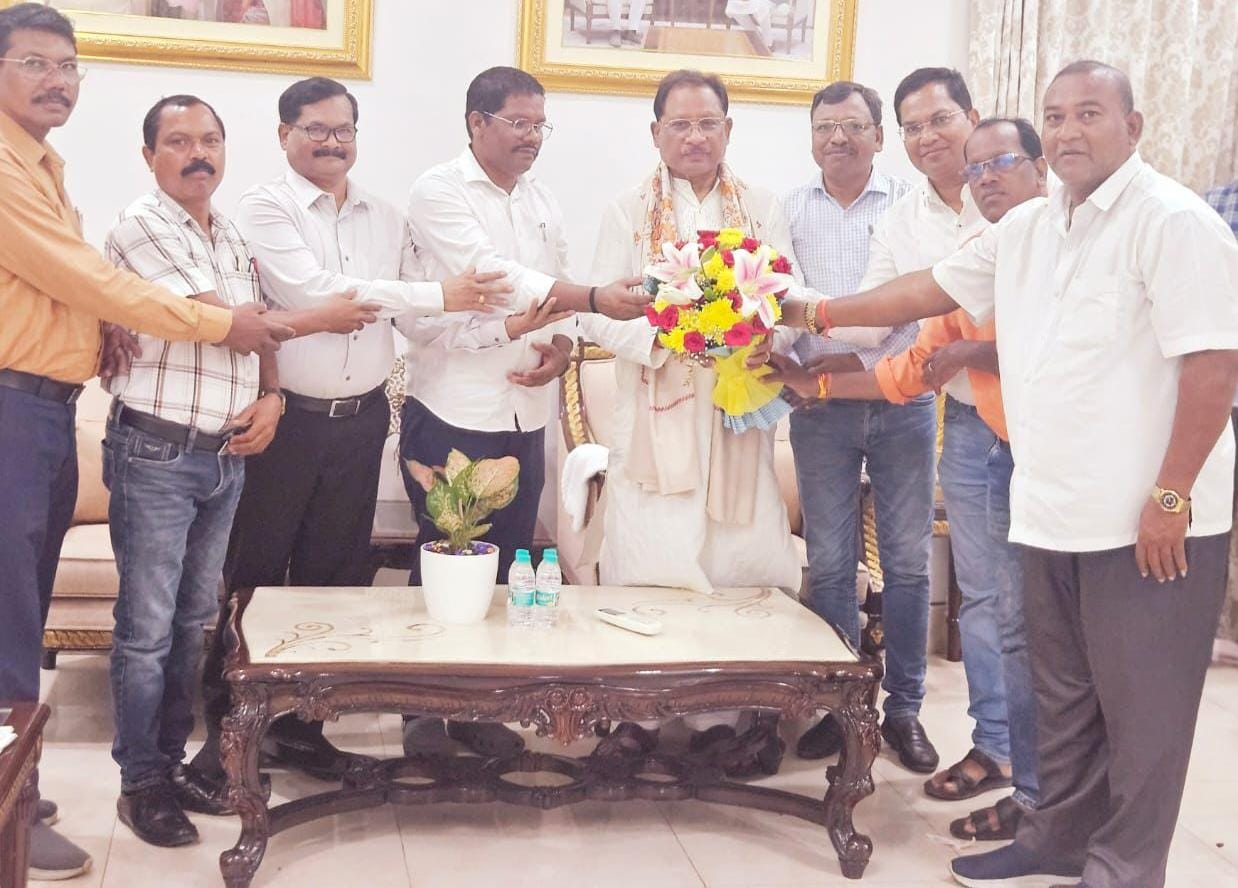 मुख्यमंत्री श्री साय को कंवर समाज प्रतिनिधिमंडल ने दी बधाई एवं करमा तिहार के लिए आमंत्रण