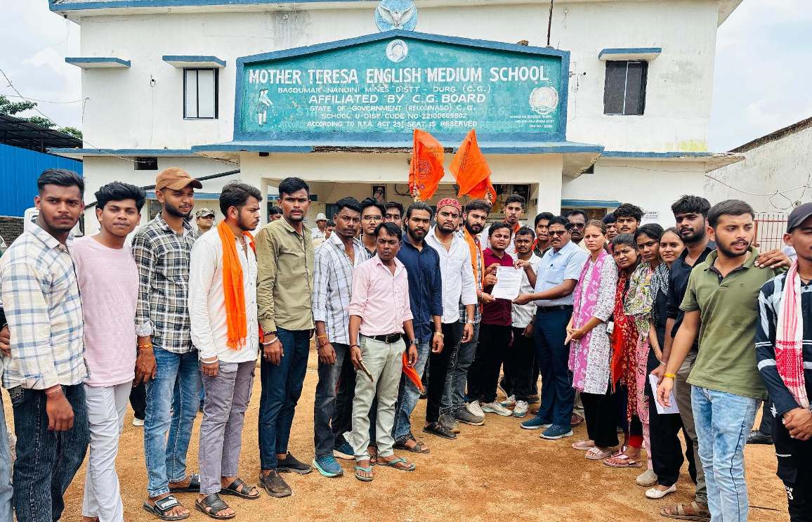 ‘राधे-राधे’ कहने पर 3 वर्षीय बच्चे पर मारपीट करने वाले प्राचार्या एवं स्कुल के खिलाफ पर ABVP के कार्यकर्ता ने किया उग्र प्रदर्शन