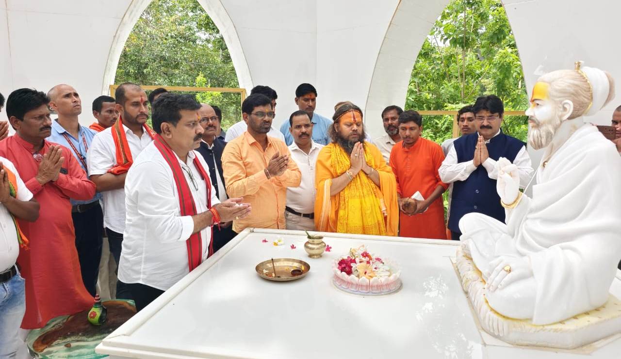 उपमुख्यमंत्री श्री शर्मा ने बालोद जिले के पाटेश्वर धाम में श्री राम जानकीदास जी महाराज की समाधि स्थल में पहुँचकर उन्हें दी श्रद्धांजलि