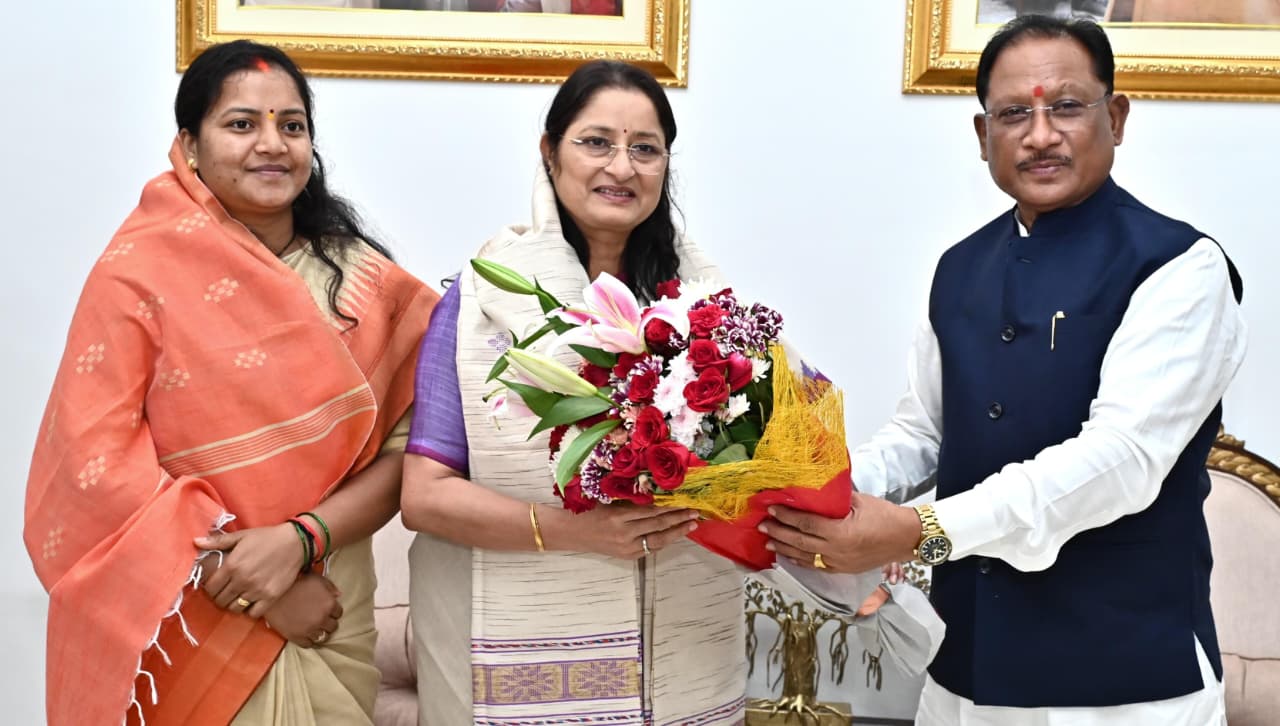 मुख्यमंत्री श्री साय से केंद्रीय महिला एवं बाल विकास मंत्री श्रीमती अन्नपूर्णा देवी ने की सौजन्य भेंट