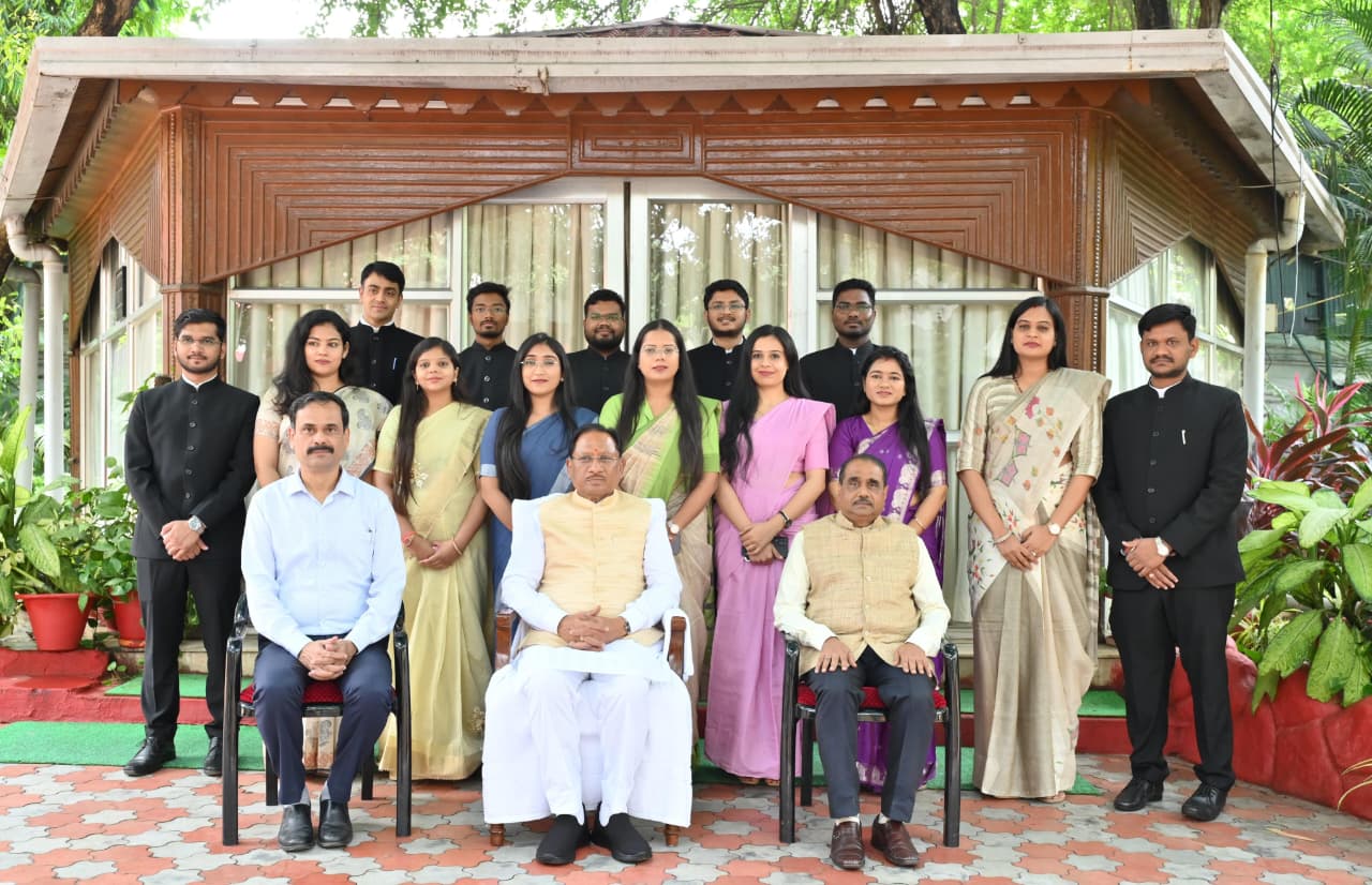 मुख्यमंत्री श्री साय से राज्य प्रशासनिक सेवा के प्रशिक्षु अधिकारियों ने की सौजन्य मुलाकात
