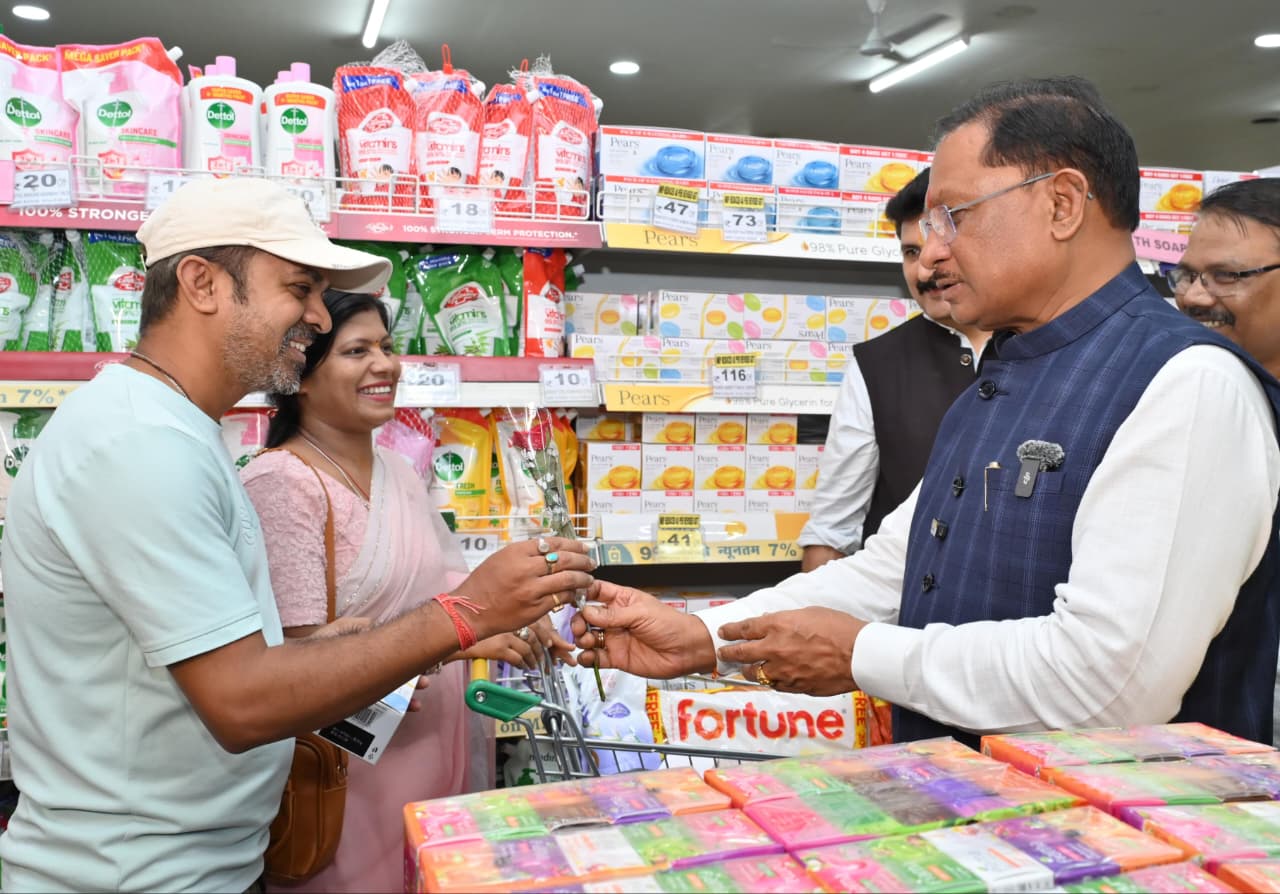 जब मुख्यमंत्री खुद बने ग्राहक : घरेलू सामान की शॉपिंग कर उठाया जीएसटी दरों में कटौती का लाभ