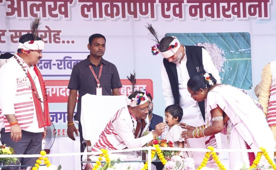 मुख्यमंत्री श्री साय का आत्मीय और वात्सल्यपूर्ण व्यवहार : नन्ही बच्ची भूमिका बघेल को दुलारते हुए खिलाया महुआ लड्डू