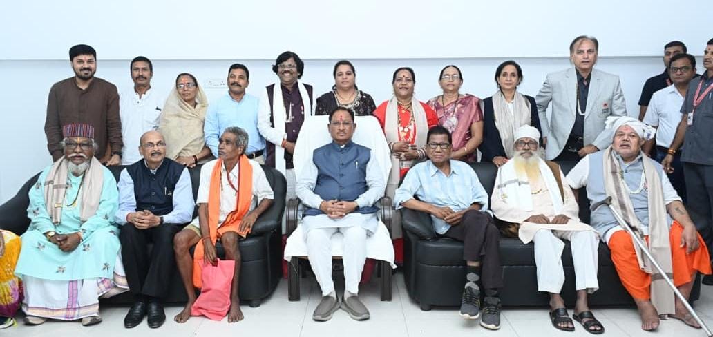 पद्मश्री प्राप्त विभूतियों और राष्ट्रीय खिलाड़ियों को मुख्यमंत्री ने किया सम्मानित