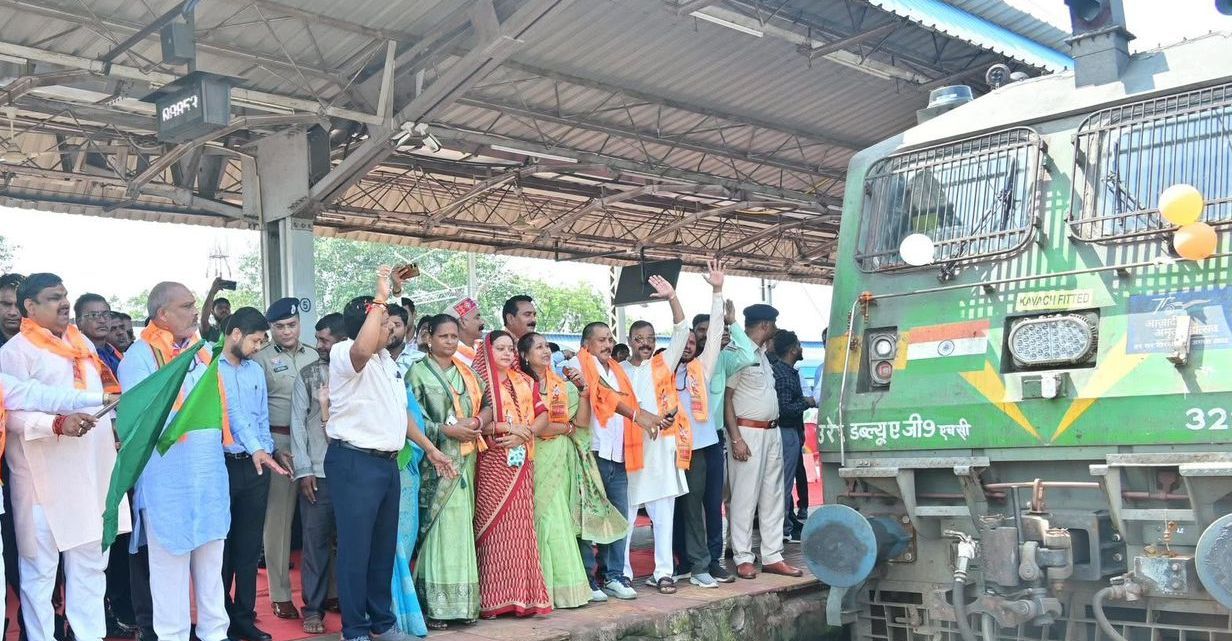 दुर्ग एवं बस्तर संभाग के 876 तीर्थ यात्रियों का दल अयोध्या धाम के लिए रवाना