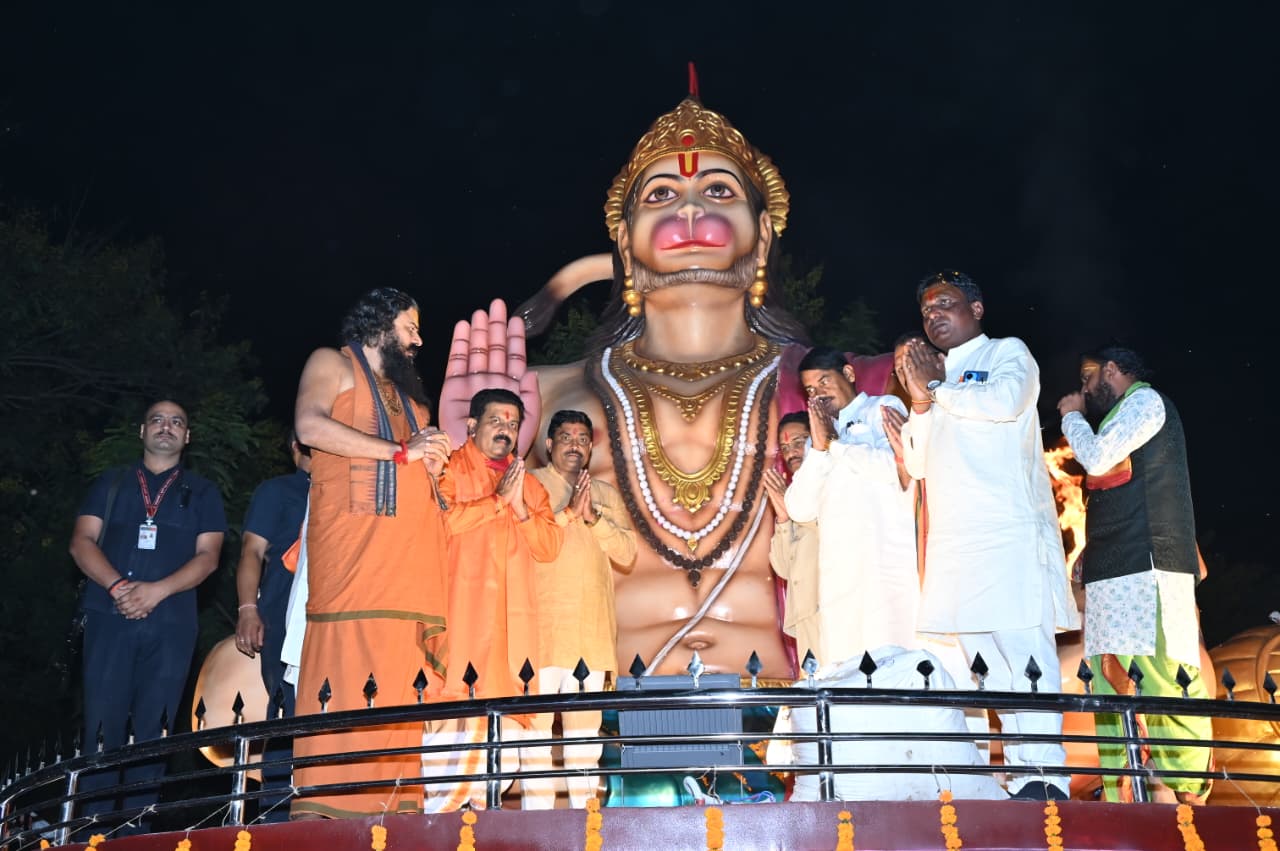 उप मुख्यमंत्री विजय शर्मा ने कवर्धा में हनुमंत वाटिका का किया लोकार्पण