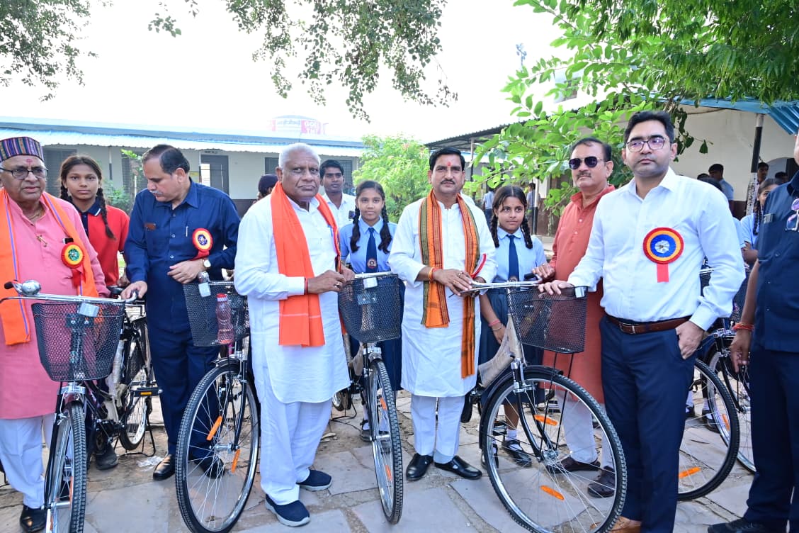 सरस्वती सायकल वितरण