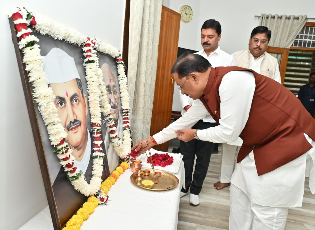 मुख्यमंत्री श्री साय ने राष्ट्रपिता महात्मा गांधी और पूर्व प्रधानमंत्री लाल बहादुर शास्त्री को उनकी जयंती पर किया नमन