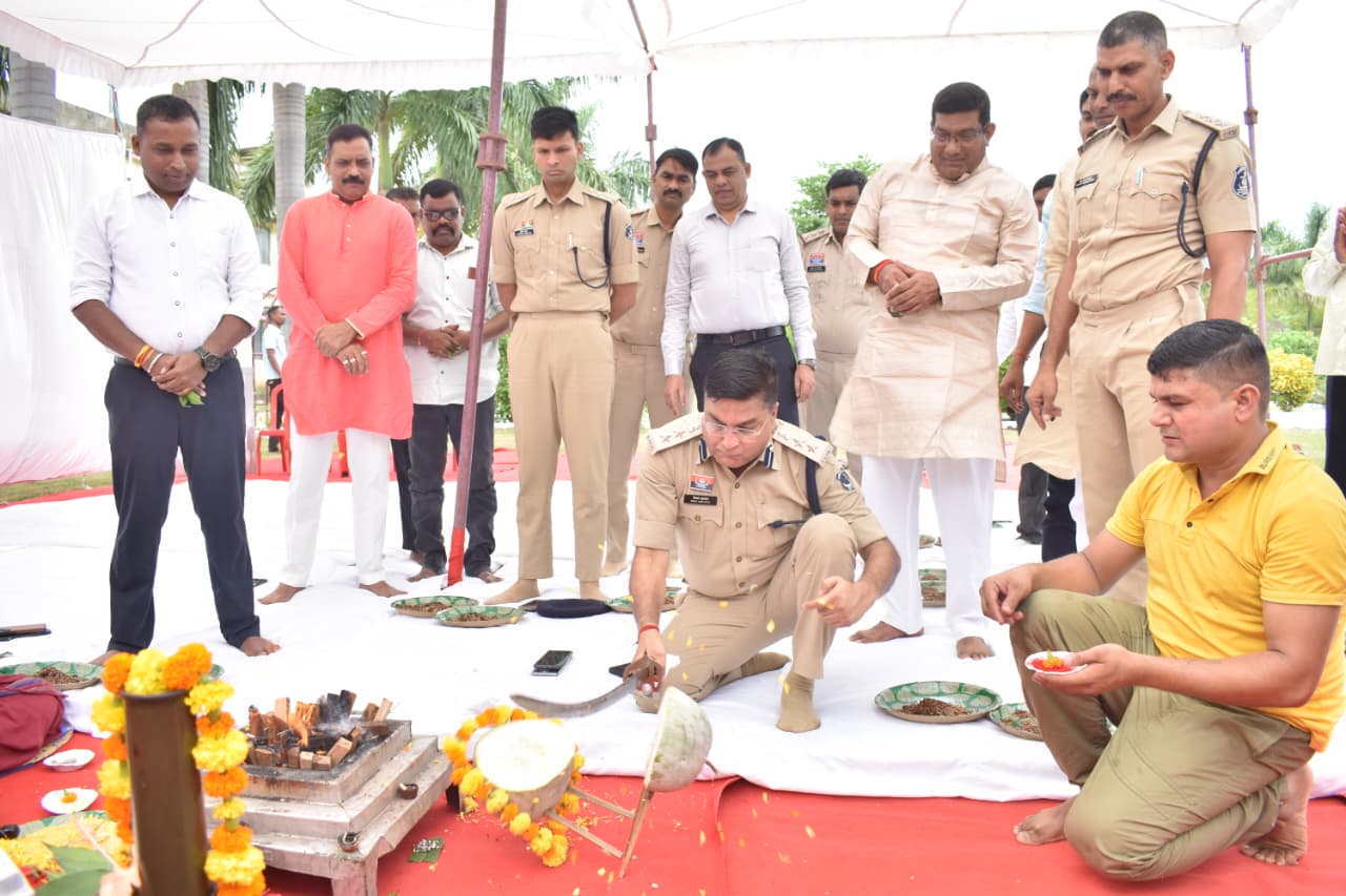 वरिष्ठ पुलिस अधीक्षक श्री अग्रवाल ने शस्त्रों की विधि-विधान से पूजा कर सुख-शांति की कामना की