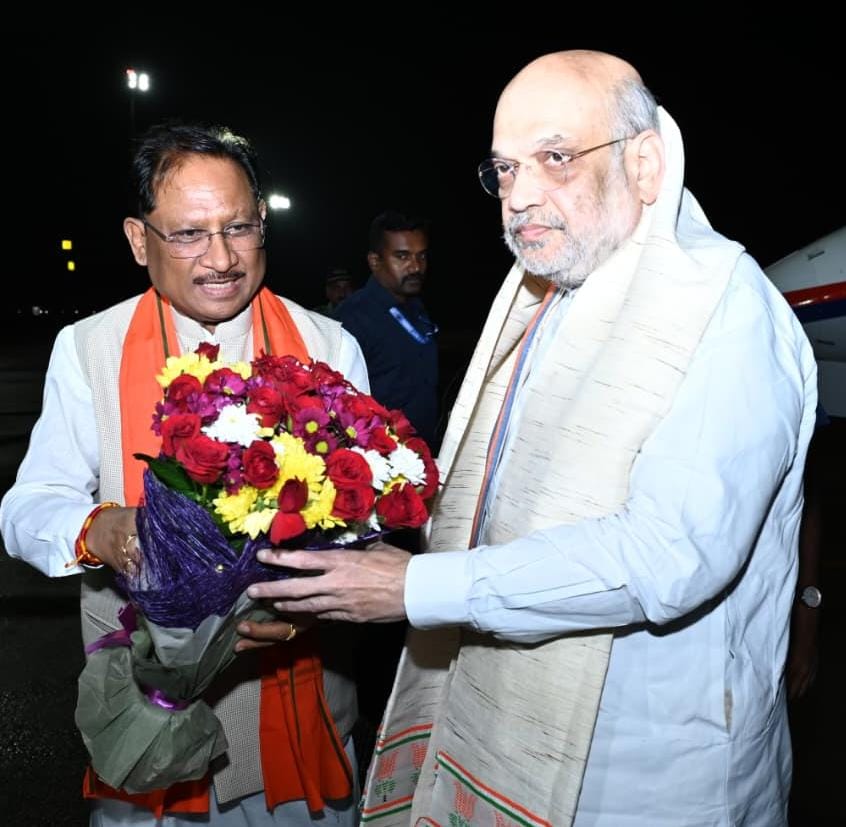 केंद्रीय गृह मंत्री श्री शाह का मुख्यमंत्री विष्णुदेव साय ने स्वामी विवेकानंद विमानतल पर किया आत्मीय स्वागत