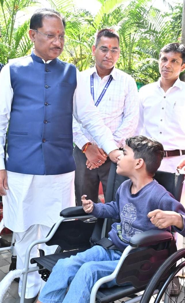 पैरों से चित्र उकेरने