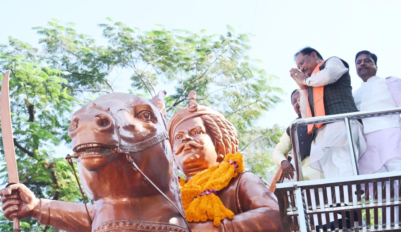 मुख्यमंत्री श्री साय ने जयस्तंभ चौक में किया शहीद वीर नारायण सिंह के त्याग और संघर्ष का स्मरण