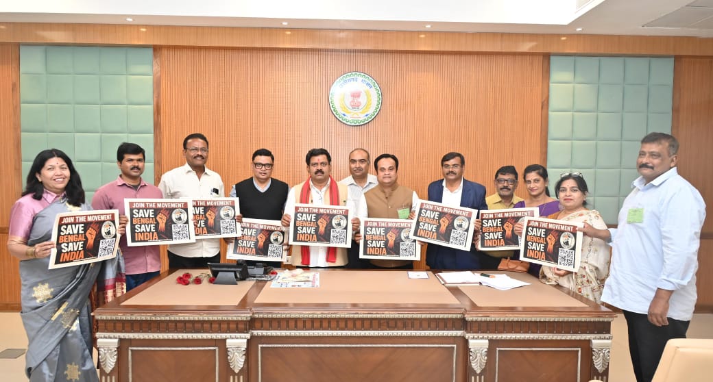 छत्तीसगढ़ में बंगाली समाज की ‘सेव बंगाल सेव इंडिया’ मुहिम के पोस्टर का उप मुख्यमंत्री श्री शर्मा ने किया अनावरण