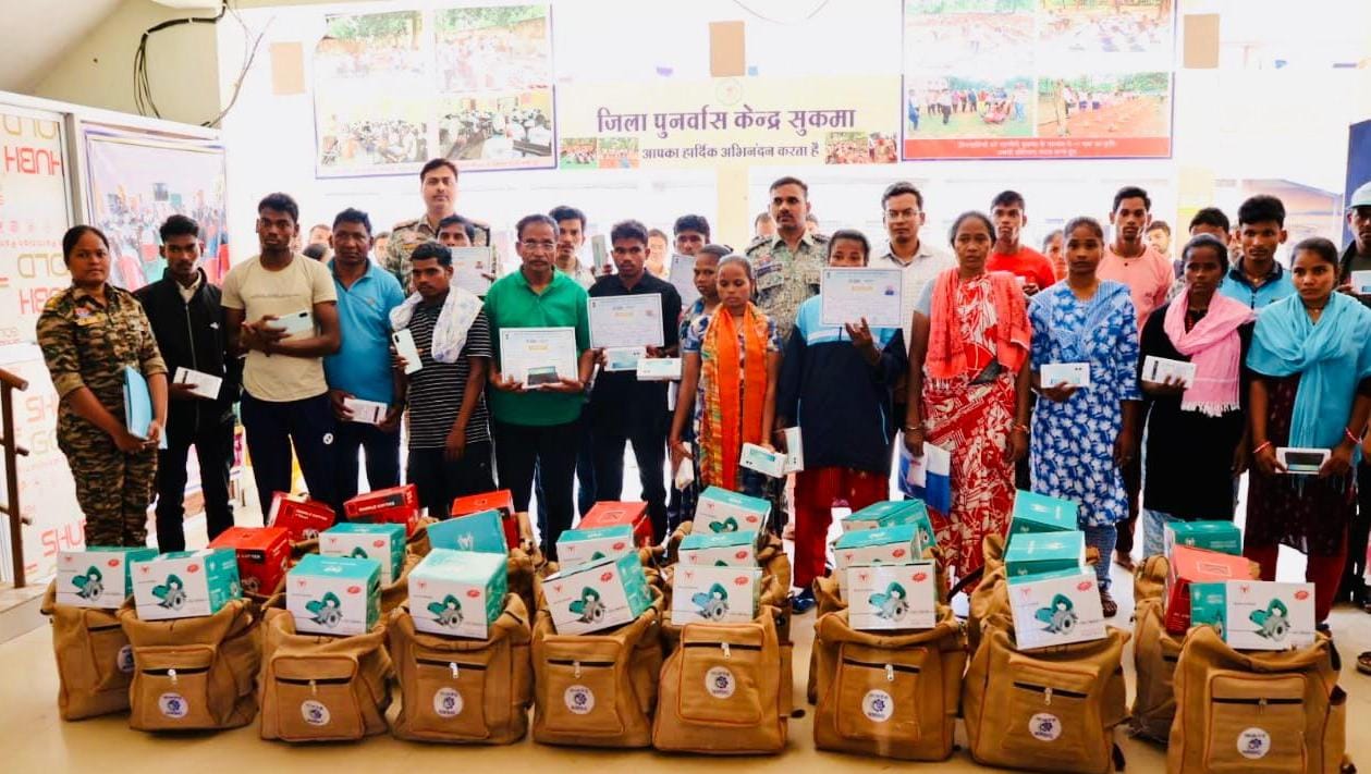 छत्तीसगढ़ की पुनर्वास नीति से लौटी उम्मीदें, 75 को 5G स्मार्टफोन, 25 को मेसन किट का वितरण