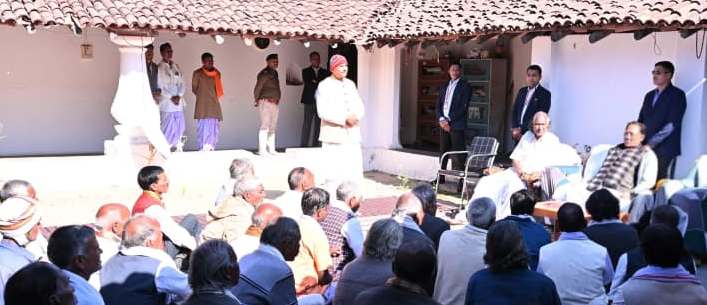 मुख्यमंत्री श्री साय ने सामरबार में संत श्री बभु्रवाहन महाराज से की भेंट