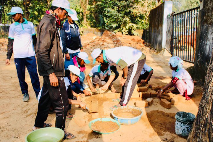 पुनर्वास केंद्र में 35 आत्मसमर्पित नक्सली बने राजमिस्त्री