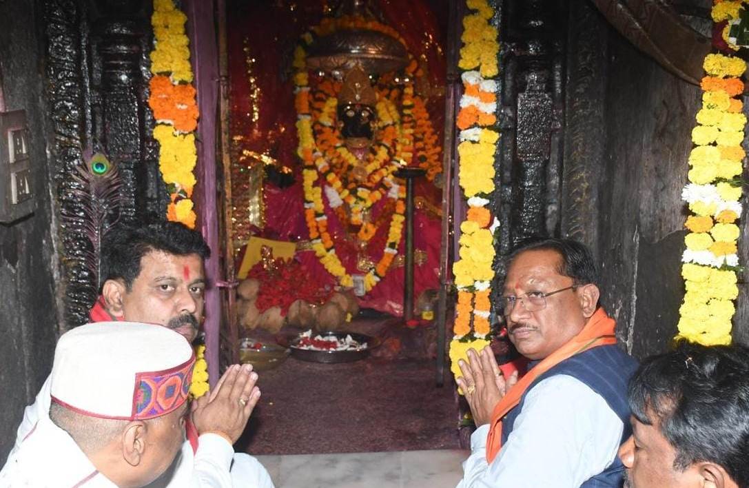 मुख्यमंत्री श्री साय ने बस्तर की आराध्य देवी मां दंतेश्वरी की पूजा-अर्चना कर प्रदेशवासियों के सुख-समृद्धि और खुशहाली की कामना की