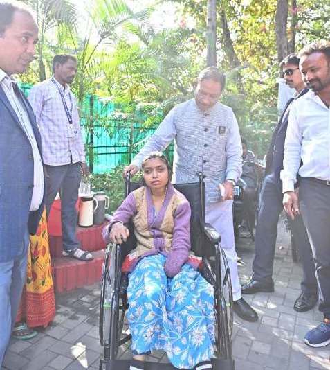 मुख्यमंत्री ने प्रदान किया बैटरी ट्राइसिकल, व्हीलचेयर और श्रवण यंत्र
