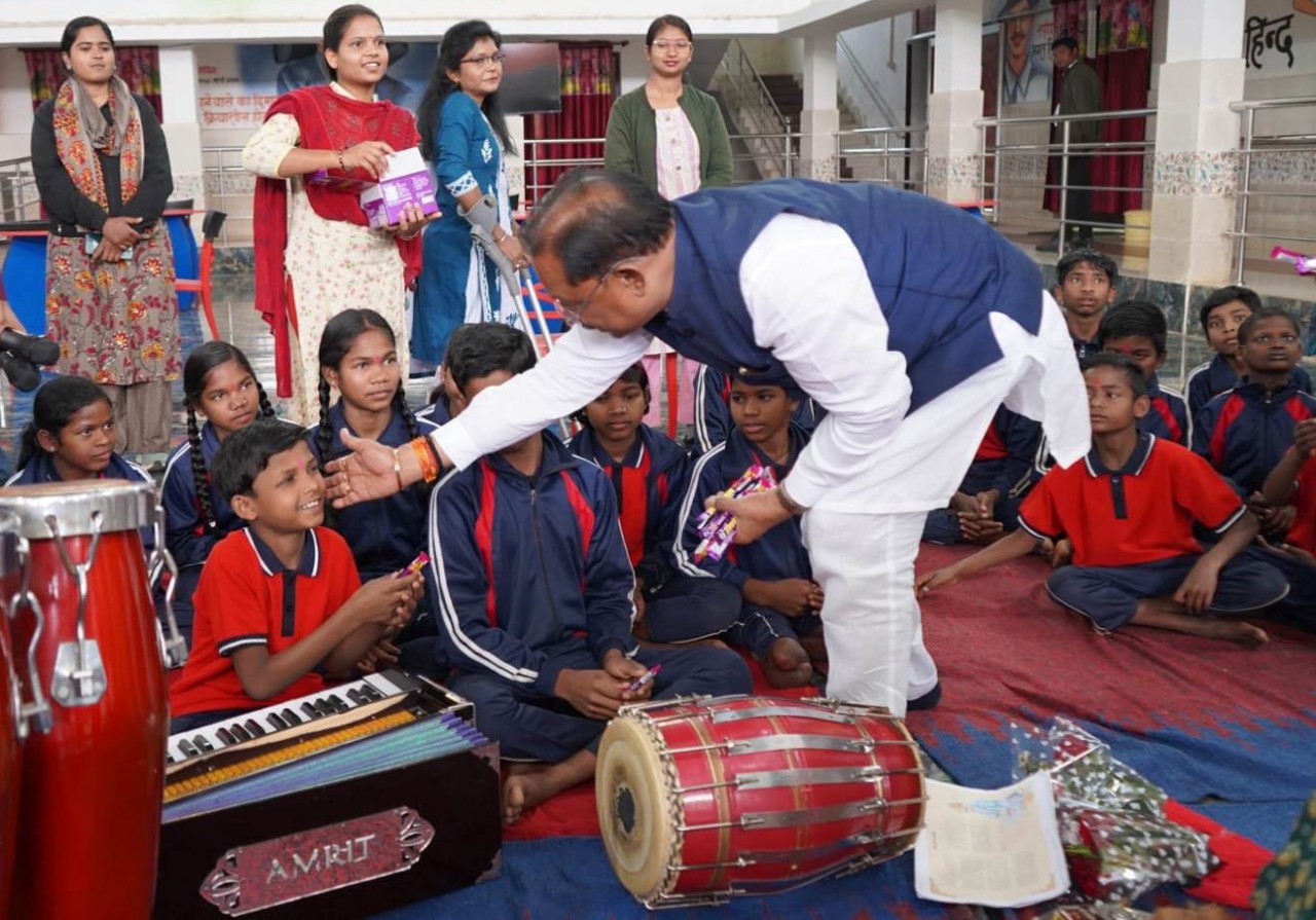 दिव्यांग बच्चों के बीच