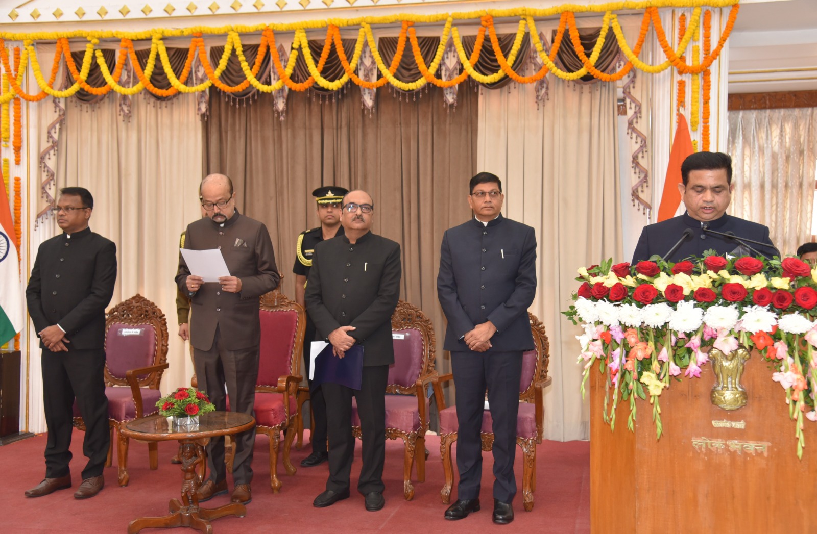 राज्यपाल श्री डेका ने अमिताभ जैन को मुख्य सूचना आयुक्त एवं श्री अग्रवाल और श्री मिश्रा को राज्य सूचना आयुक्त पद की शपथ दिलाई