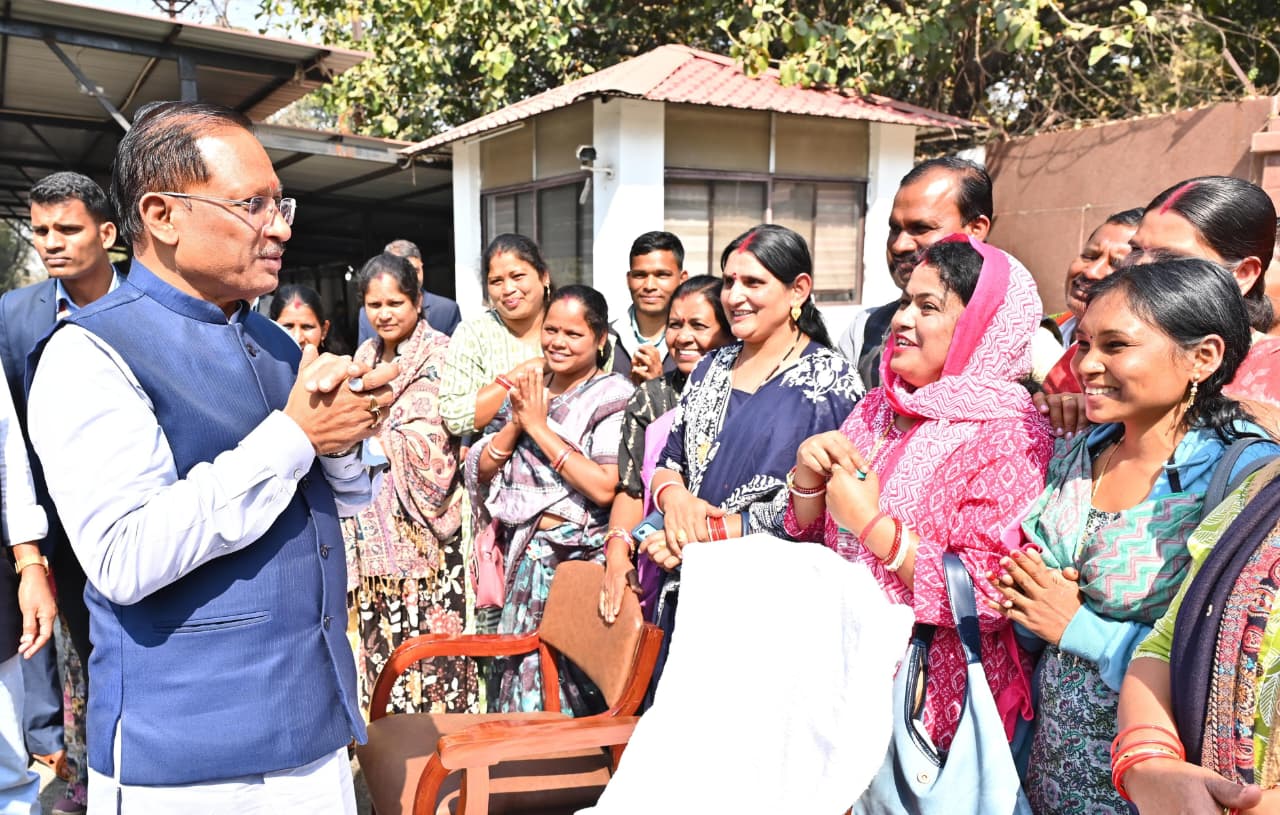 मुख्यमंत्री श्री साय ने बस्तर संभाग के पंचायत प्रतिनिधियों को महाराष्ट्र अध्ययन भ्रमण के लिए किया रवाना