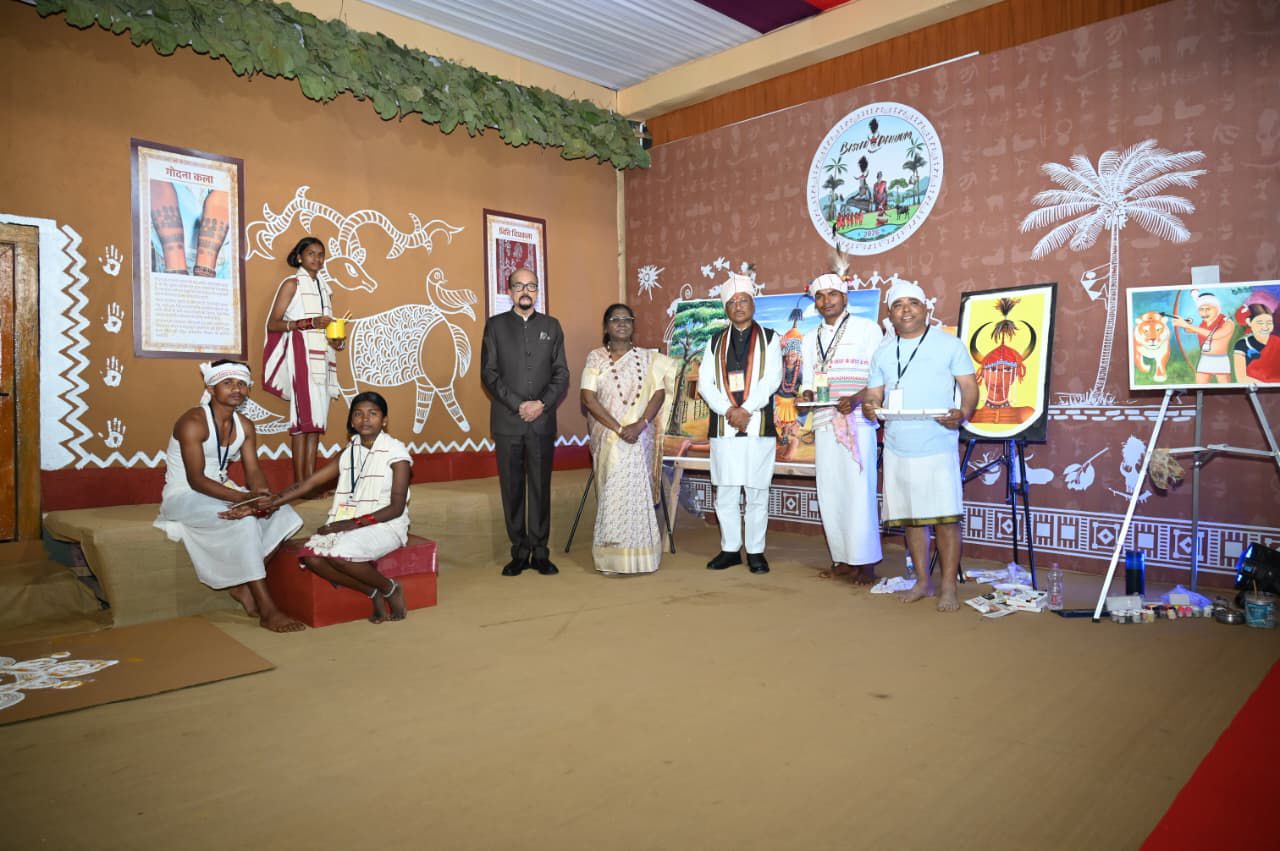 जनजातीय परंपराओं और संस्कृति पर आधारित भव्य प्रदर्शनी का राष्ट्रपति श्रीमती द्रौपदी मुर्मु ने किया अवलोकन