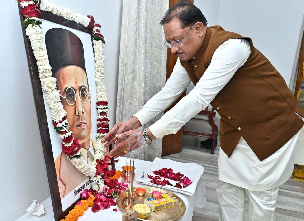वीर सावरकर की पुण्यतिथि पर मुख्यमंत्री श्री विष्णुदेव साय ने अर्पित की श्रद्धांजलि