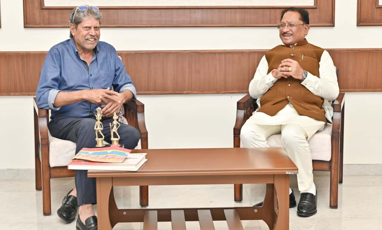 मुख्यमंत्री श्री साय से पूर्व क्रिकेट कप्तान कपिल देव ने की सौजन्य मुलाकात, खेल विकास पर हुई सार्थक चर्चा