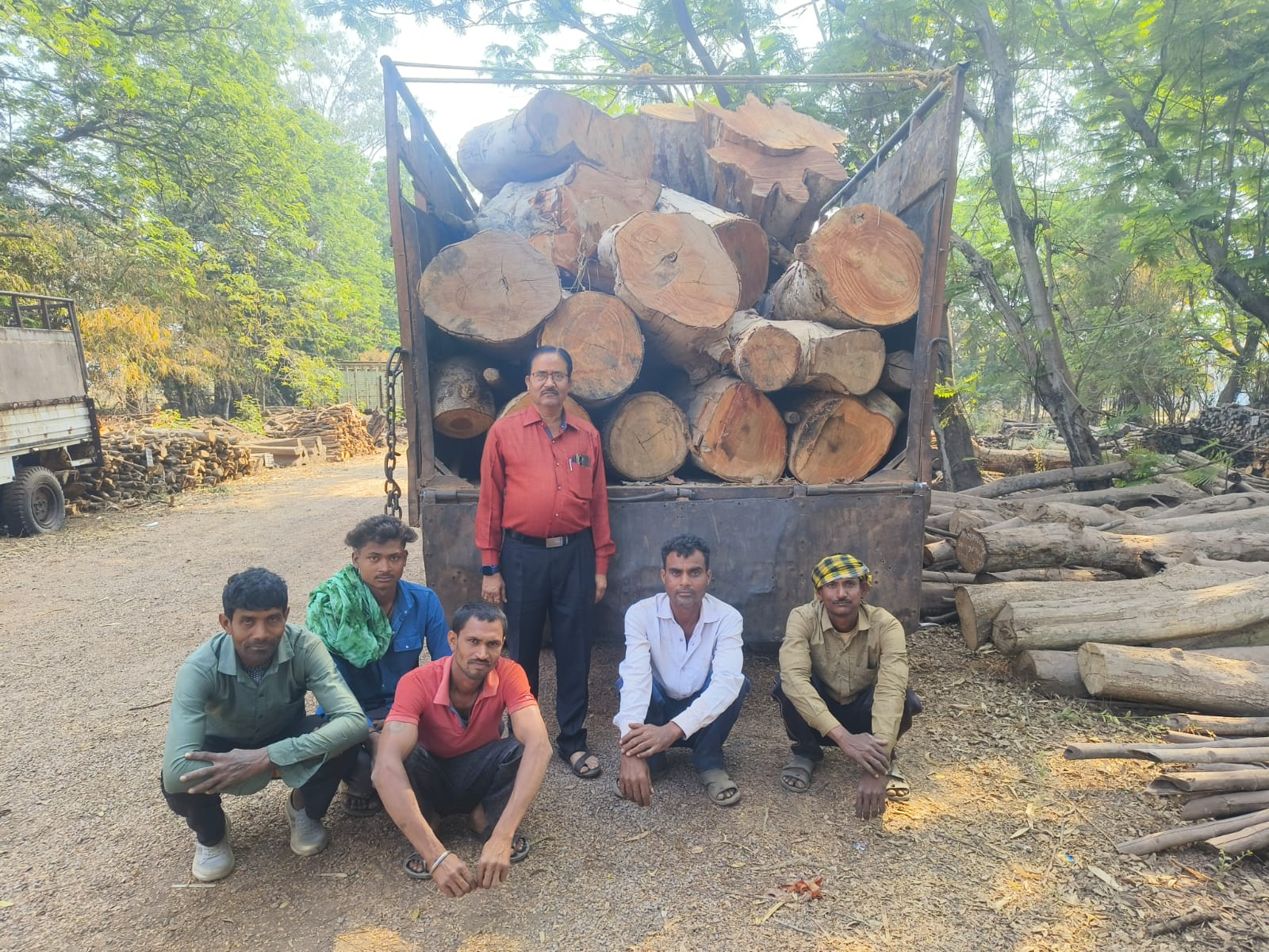 दुर्ग में अवैध लकड़ी परिवहन पर कार्रवाई, टाटा 709 वाहन जब्त