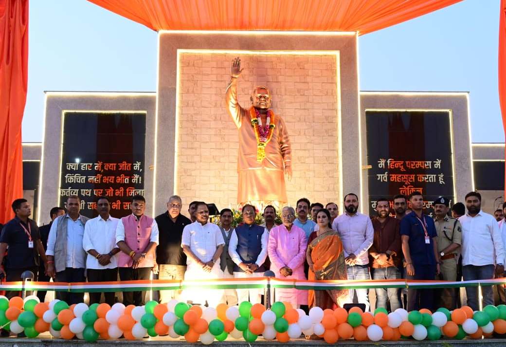 अटल जी की प्रतिमा