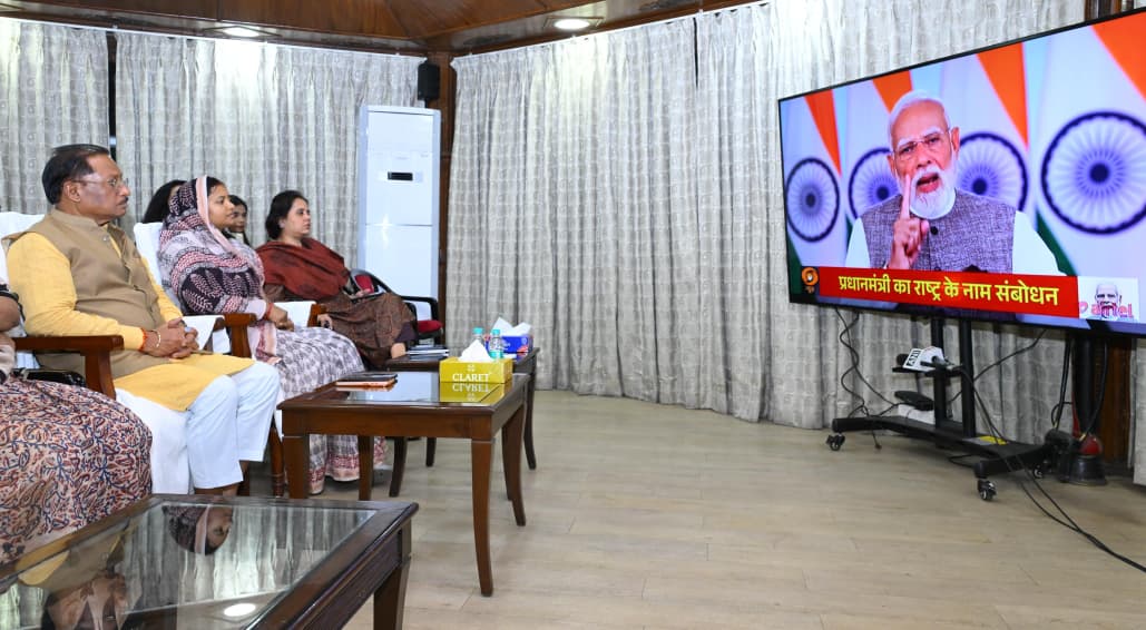 मुख्यमंत्री श्री साय ने प्रधानमंत्री  नरेंद्र मोदी के नारी शक्ति वंदन अधिनियम के सम्बन्ध में राष्ट्र के नाम प्रसारित संबोधन का श्रवण किया