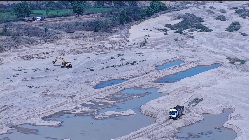 ड्रोन की मदद से कांकेर जिले में हुई बड़ी कार्रवाई, पोकलेन मशीन और हाईवा जप्त