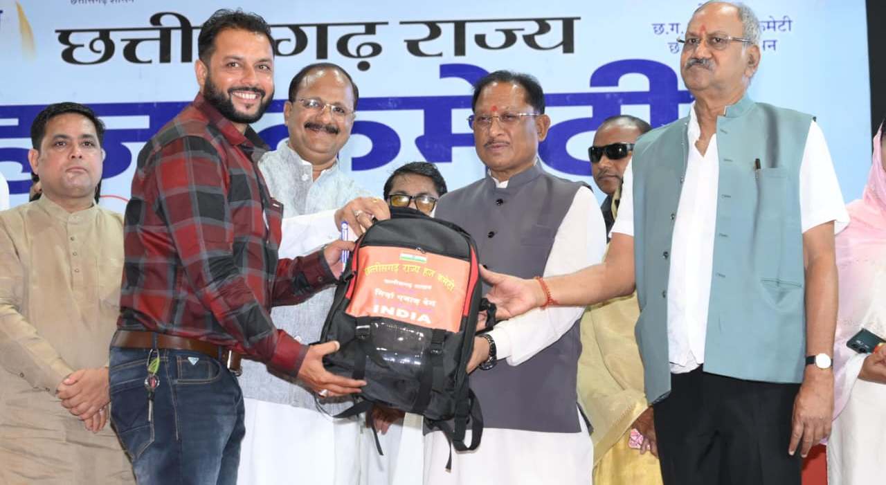 मुख्यमंत्री श्री साय ने हज यात्रियों को वितरित किया फर्स्ट एड किट: सफल हज यात्रा के लिए शुभकामना देकर यात्रियों का किया स्वागत