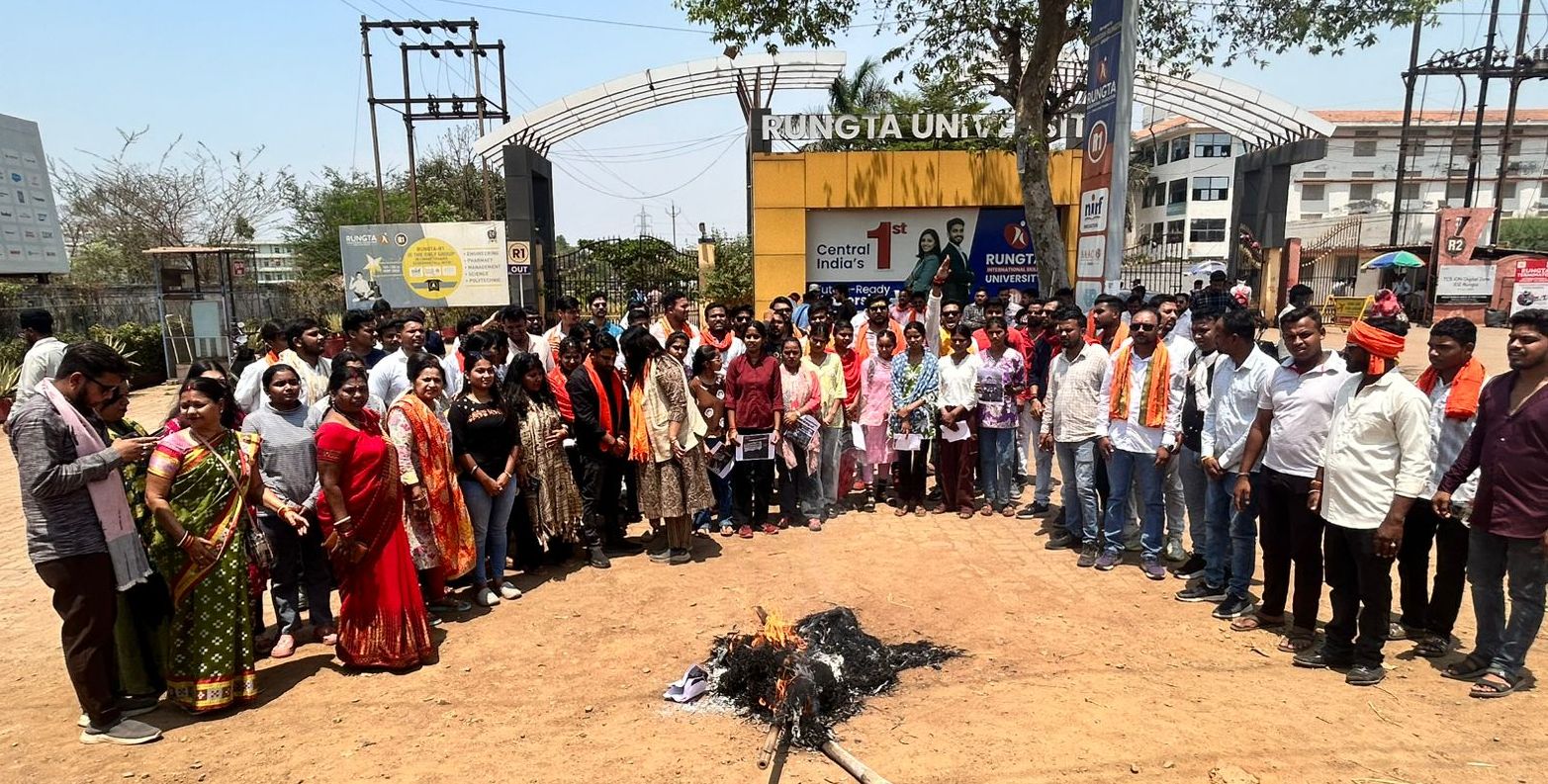 नारी शक्ति वंदन अधिनियम का विरोध करने वाली ‘महिला विरोधी’ कांग्रेस का भाजयुमो भिलाई ने फूंका पुतला