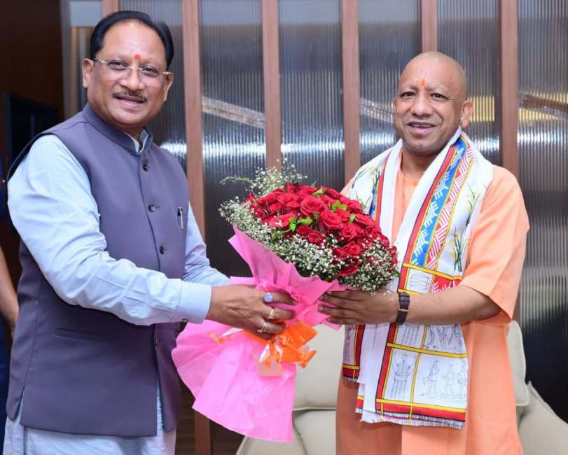 मुख्यमंत्री ने उत्तर प्रदेश के मुख्यमंत्री योगी आदित्यनाथ का किया आत्मीय स्वागत